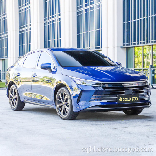 В запасе совершенно новый эсминец BYD 05 Гибридный автомобиль седан 2023 эва.